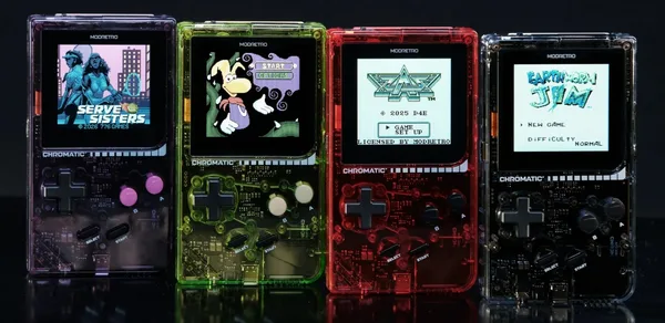 ゲームボーイ互換機「透明ボディ版ModRetro Chromatic」