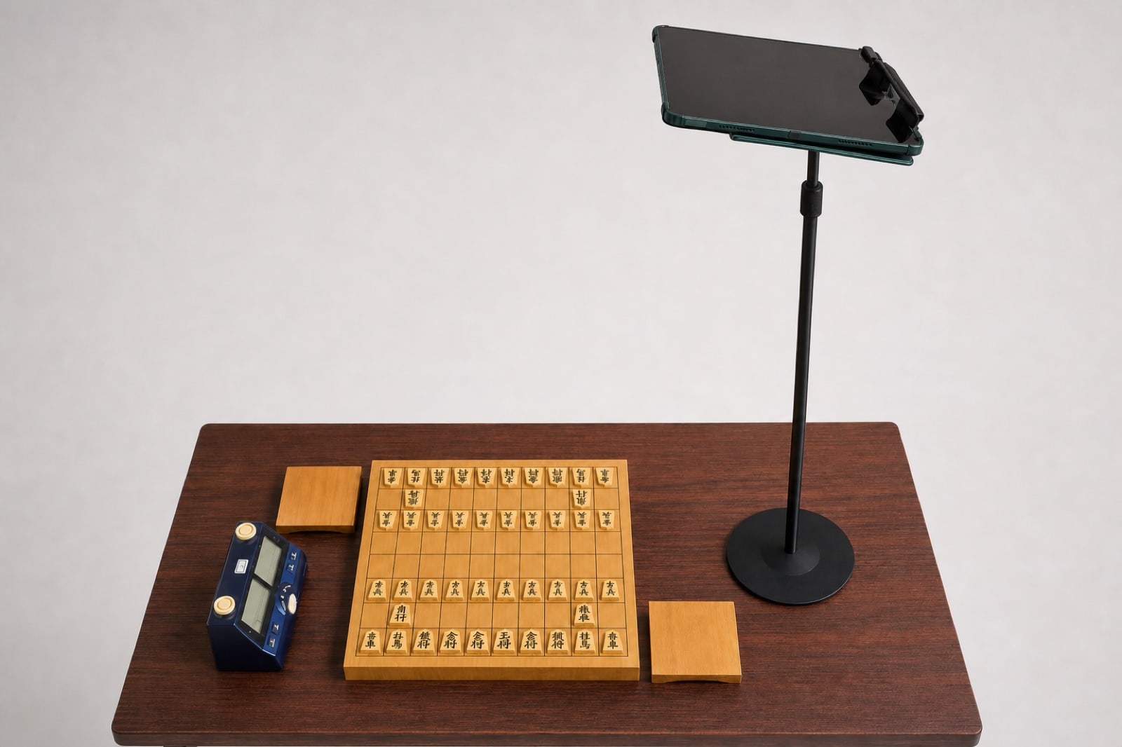 盤の横に立てたスタンドに固定した端末と将棋盤（設置イメージ）